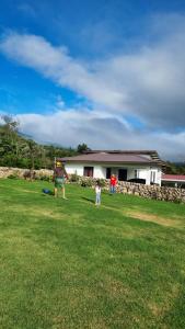 un grupo de personas jugando con un frisbee en un patio en Vistaverdeboquete, en Boquete