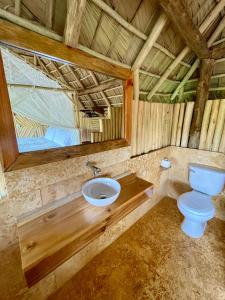 La salle de bains est pourvue de toilettes et d'un lavabo. dans l'établissement Rancho Romana Retreat N-05, à El Limón
