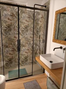 een badkamer met een douche en een wastafel bij Casa D'Alma in Turijn