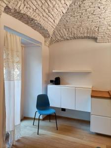 una camera con una sedia blu e un soffitto di Casa D'Alma a Torino