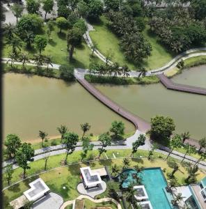 uma vista aérea de um parque com um lago em Minh An Homestay em HÆ°ng YÃªn