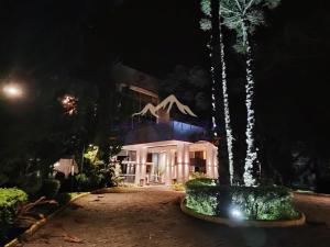 a building with a sign on it at night at Laje de Pedra Mountain VillagePrime in Canela