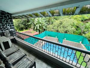 een balkon met een blauw hek en een bank bij Blue Heaven- Lonavala 2 Bhk with private pool! in Lonavala