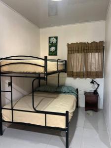 two bunk beds in a room with a window at Casa Delicias del Sol in Delicias