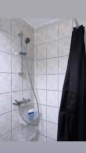 オセールにあるAgréable maison / centre historique Auxerreのバスルーム(黒いシャワーカーテン付きのシャワー付)が備わります。