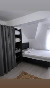 オセールにあるAgréable maison / centre historique Auxerreの二段ベッドとカーテンが備わる客室です。