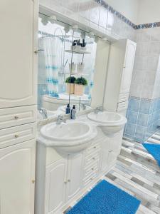Grande Maison familiale bien équipée avec Billard tesisinde bir banyo