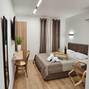 een slaapkamer met een bed en een tafel en stoelen bij Bllok Scandi Urban Apartments 1 in Tirana