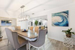 a dining room with a table and chairs at Newly renovated 3 bedrooms near the beach and res1 in Pompano Beach