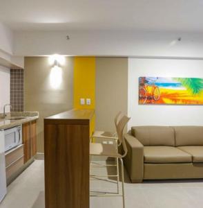 ein Wohnzimmer mit Couch und Küche in der Unterkunft Olímpia Park Resort in Olímpia