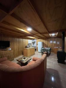 Cabañas Quilquico في Quilquico: غرفة معيشة مع أريكة وطاولة