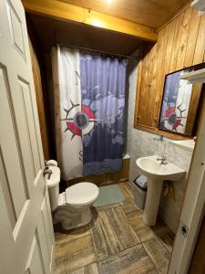 een badkamer met een toilet en een wastafel bij Cabañas Quilquico in Quilquico