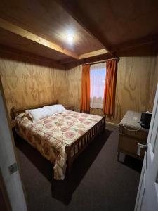 سرير أو أسرّة في غرفة في Cabañas Quilquico