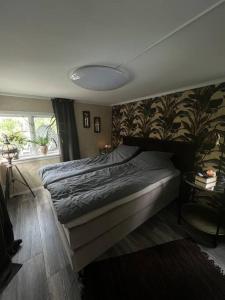 1 dormitorio con 1 cama en una habitación con ventana en Charmig liten stuga i Södertälje/ Kungsdalen, en Södertälje