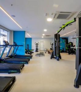 ein Fitnessstudio mit Laufbändern und Geräten in einem Raum in der Unterkunft Olímpia Park Resort in Olímpia