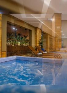 ein großer Swimmingpool in einem Hotelzimmer in der Unterkunft Olímpia Park Resort in Olímpia