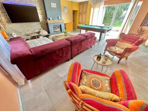 a living room with a couch and a pool table at Grande Maison familiale bien équipée avec Billard in Chaunay