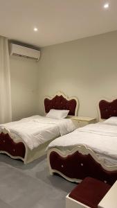 شقة مفروشة حديثة دورين 5 غرف بافضل سعر في الرياض: غرفة نوم بسريرين ومكيف