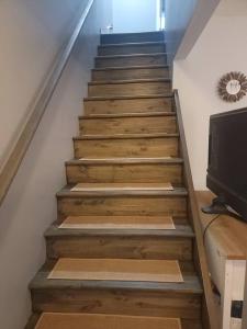una escalera con escalones de madera y TV en Hidden Gem close to Athens/Logan, en Nelsonville
