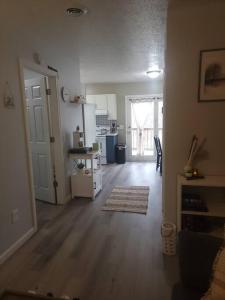 uma sala de estar vazia com uma cozinha e um corredor em Hidden Gem close to Athens/Logan em Nelsonville