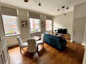a living room with a couch and a table at Stunning 2 bedroom Apartment in Marylebone High St in London