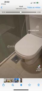 ein Bild einer weißen Toilette in einem Zimmer in der Unterkunft Olímpia Park Resort in Olímpia