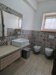 Un baño con bañera, inodoro y lavabo. en Alloggio Turistico 3 minuti da aeroporto- Fiumicino centro, en Fiumicino 5 fotos más