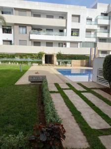un gran edificio con un patio con piscina en appartements Mohammedia/mansouria en Pont Blondin
