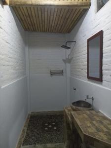 y baño con lavabo y espejo. en Ayolah surf House & Medewi Surf Camp, en Jembrana
