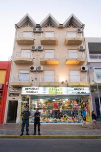 dos policías parados frente a un edificio en Complejo Berilde I en San Clemente del Tuyú