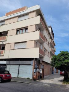 un edificio con dos puertas de garaje delante de él en Alloggio Turistico 3 minuti da aeroporto- Fiumicino centro, en Fiumicino