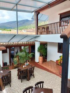 vistas a un patio con mesas y sillas en Hotel PiedradeLuna, en Villa de Leyva