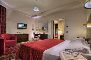 Pokój hotelowy z łóżkiem i krzesłem w obiekcie Hotel Petrarca Terme w mieście Montegrotto Terme