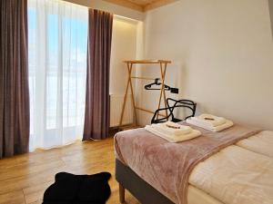 1 dormitorio con 1 cama con 2 toallas en Willa Szyszka Zakopane en Zakopane
