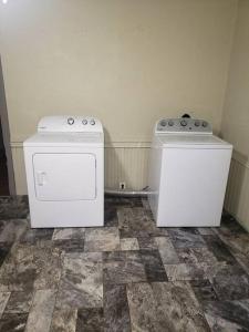 2 lavadoras en una habitación en Home away from Home, 