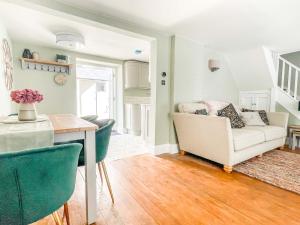 un salon avec un canapé et une table dans l'établissement Beautiful 2 Bedroom Cottage with Private Courtyard in Arundel Centre, à Arundel