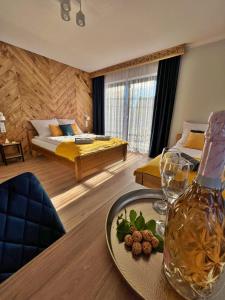 una habitación con una cama y una mesa con un plato de comida en Willa Janowa, en Bukowina Tatrzańska
