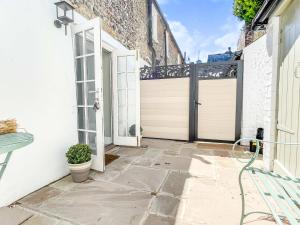 uma porta que leva a uma garagem com um portão em Beautiful 2 Bedroom Cottage with Private Courtyard in Arundel Centre em Arundel