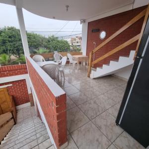 d'une terrasse avec une table, des chaises et des escaliers. dans l'établissement Mallorca, à Punta Hermosa