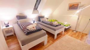 1 dormitorio con 2 camas con animales de peluche en Traumschlösschen, en Nossen