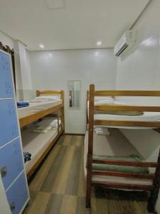 um quarto com três beliches num quarto em valenshostel em Angra dos Reis