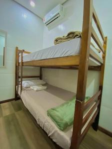 ein paar Etagenbetten in einem Zimmer in der Unterkunft valenshostel in Angra dos Reis