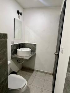 ein Bad mit einem WC und einem Waschbecken in der Unterkunft Hotel el capitán tenosique in Tenosique de Pino Suárez