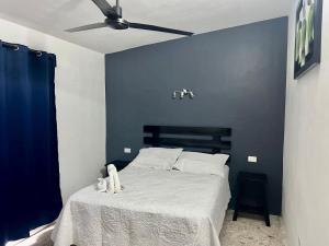 a bedroom with a bed with a ceiling fan at Hotel el capitán tenosique in Tenosique de Pino Suárez