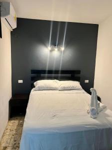 Schlafzimmer mit einem großen Bett mit einem schwarzen Kopfteil in der Unterkunft Hotel el capitán tenosique in Tenosique de Pino Suárez