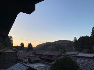 uma vista para uma aldeia com telhados em Guest House Eleven Village Fukiya em Fukiya