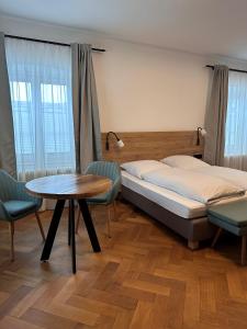 1 dormitorio con 1 cama, mesa y sillas en Gasthaus und Pension Zur Linde, en Rot an der Rot