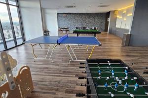 Zimmer mit 2 Tischtennisplatten in der Unterkunft Best Friend Homestay in Kuching