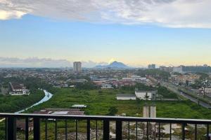 einen Balkon mit Stadtblick in der Unterkunft Best Friend Homestay in Kuching