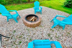 un gruppo di sedie blu intorno a un focolare di Beautifully Acquainted Home. Close to DT GSO! a Greensboro